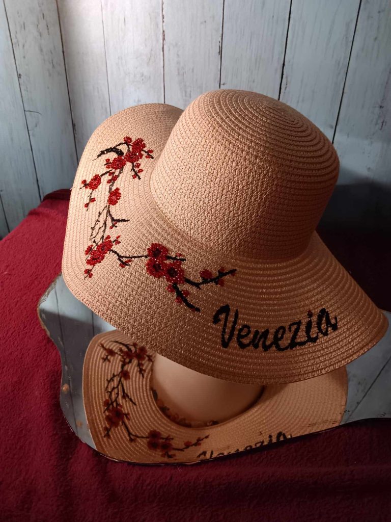 Chapeaux en paille ornés de fleurs
