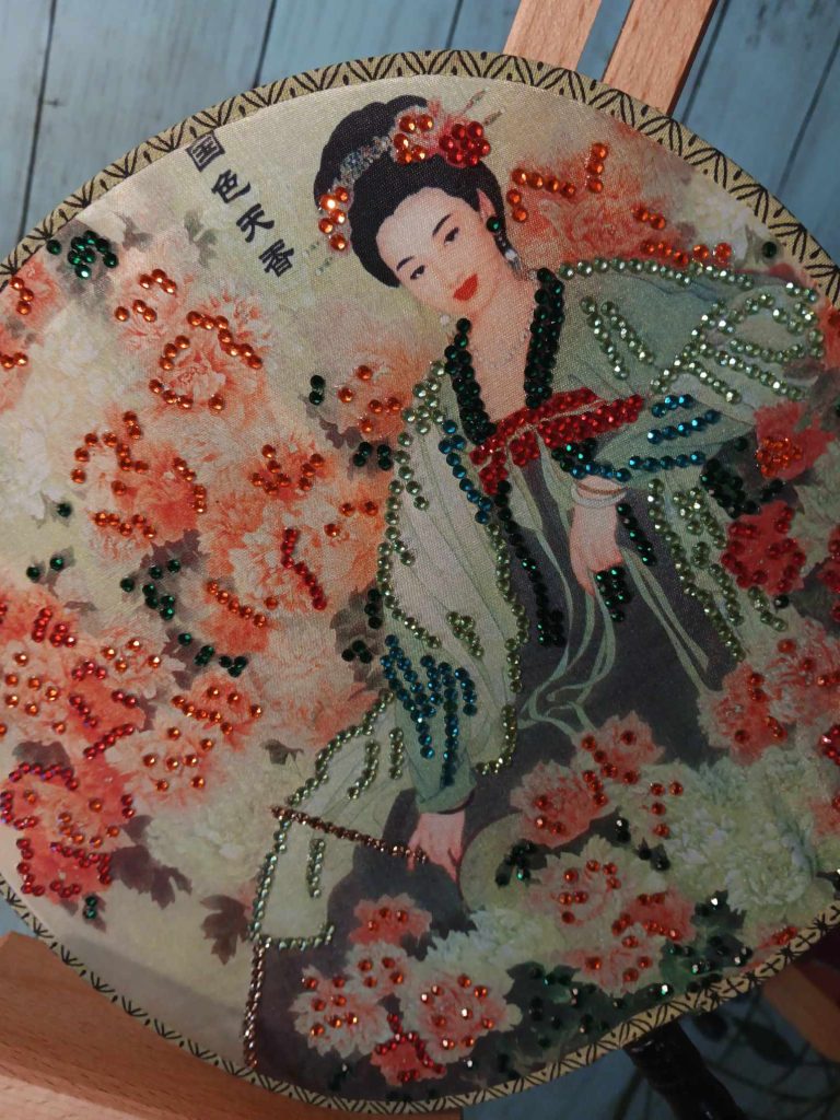 Éventail décoratif avec une femme